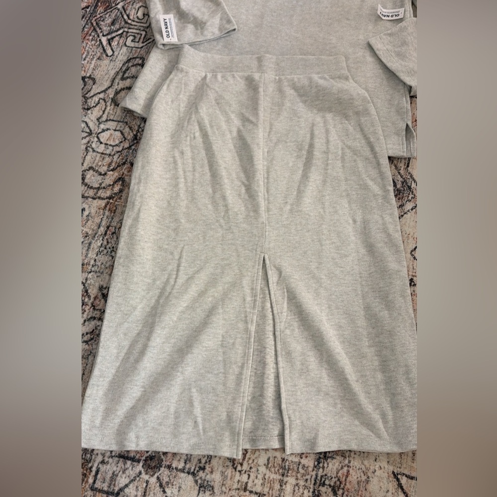 Old Navy Grey Matching Skirt and Top Set - Picture 6 of 9